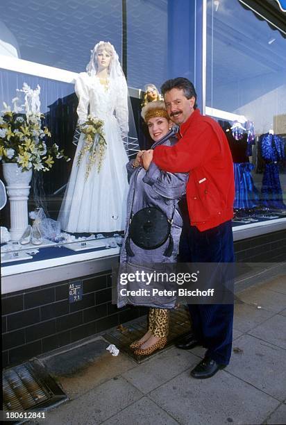 Anita Kupsch, Ehemann Klaus-Detlef Krahn, Umarmung, Schaufenster, Brautkleidgeschäft, Berlin, Deutschland, Europa,