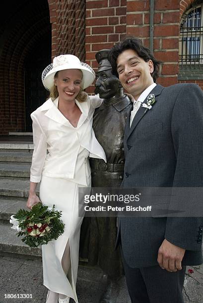 Braut Sandra Krolik und Bräutigam Wolf-Guido Grasenick, Bronze-Statue "Hauptmann von Köpenick", standesamtliche Trauung, Rathaus "Koepenick", Berlin,...