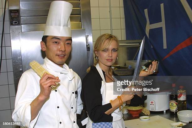 Tina Ruland, chinesischer Koch, Prominente kochen für die "Deutsche Aidshilfe"- Aktion "Für das Leben", Köln, Hotel "Hyatt Regency Köln", Küche,...