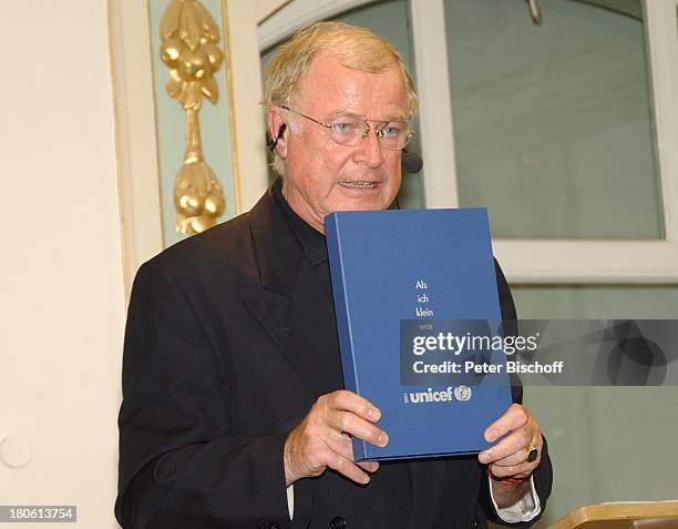 Repräsentant Gerhard Schmitt-Tiel, Unicef-Benefiz Versteigerung "Als ich klein war", Galerie Andreas Baumgartl, München, Buch, Brille,