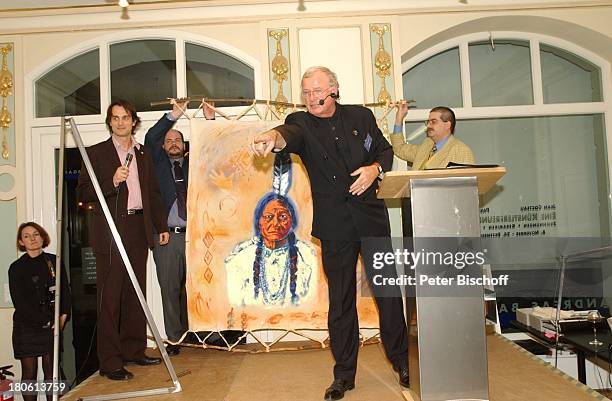 Ralf Bauer, UNICEF Repräsentant Gerhard Schmitt-Tiel, Unicef-Benefiz Versteigerung "Als ich klein war", Galerie Andreas Baumgartl, München, Gemälde,...