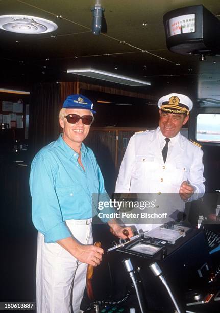 Heino, Uwe Bech , Kreuzfahrt auf MS "Europa", , Ostasien-Kreuzfahrt, Indien/Ägypten, Karibik, Kreuzfahrtschiff, Sonnenbrille, Volksmusik-Sänger,...