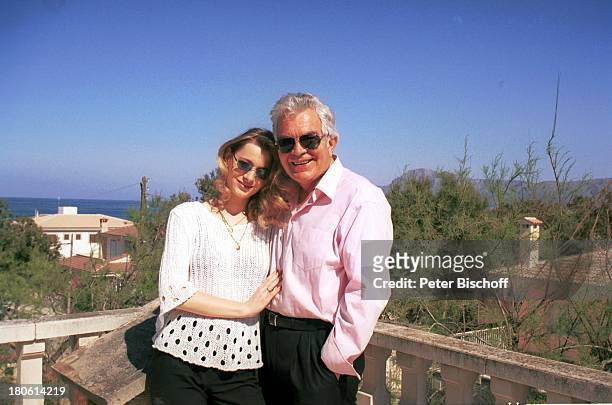 Claus Wilcke mit Ehefrau Janine, Flitterwochen, Ferienhaus bei Canpicafort, Mallorca/Spanien, Urlaub, Frau, Sonnenbrille, Balkon,