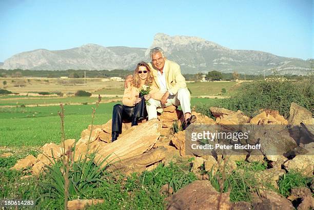 Claus Wilcke mit Ehefrau Janine, Flitterwochen, Mallorca/Spanien, Urlaub, Blumenstrauß, Frau, Sonnenbrille,