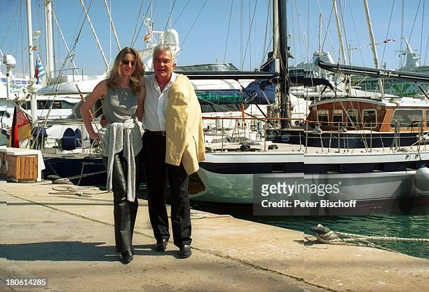 Claus Wilcke mit Ehefrau Janine, Flitterwochen, Mallorca/Spanien, Urlaub, Sonnenbrille, Hafen, Schiff, Meer, Frau,