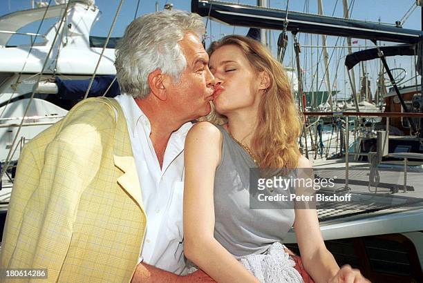 Claus Wilcke mit Ehefrau Janine, Flitterwochen, Mallorca/Spanien, Urlaub, Sonnenbrille, Hafen, Schiff, Kuß, Frau,