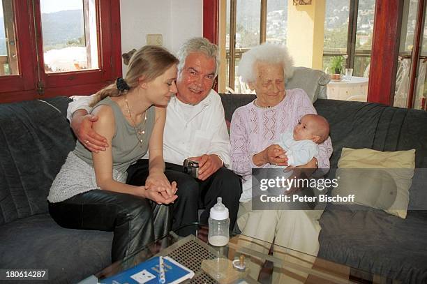 Claus Wilcke mit Ehefrau Janine, Nachbarin mit Enkelkind , Flitterwochen, Mallorca/Spanien, Urlaub, Frau, Baby, Kind, Saeugling,