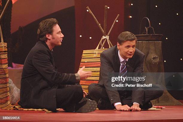 Günther Jauch, Michael Herbig, , RTL-Show "2001! Menschen, Bilder, Emotionen", Hürth , Studio 8, Bühne, Interview, im "Schneidersitz" sitzen,