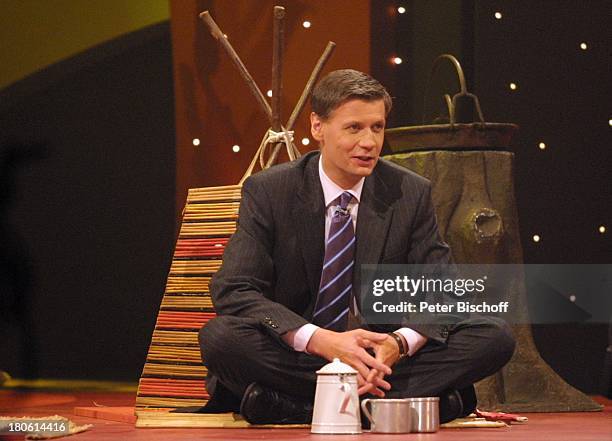 Günther Jauch, RTL-Show "2001! Menschen, Bilder, Emotionen", Hürth , Studio 8, Bühne, Interview, im "Schneidersitz" sitzen,