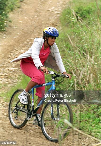 Arabella Kiesbauer, ZDF-Taktik-Show "Auge um Auge", Mallorca/Balearen/Spanien, Fahrrad-Fahren, Helm,