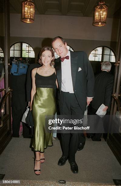 Sabine Sauer, Lebensgefaehrte Dr. Alexander Paquet, Verleihung "Bayerischer Fernsehpreis", Muenchen, Smoking, Fliege, Abendkleid, Freund,...