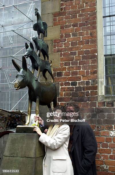 Volker Brandt, Lebensgefährtin Susanne Meikl, Bremen, , Stadtbummel, "Bremer Stadtmusikanten", Plastik, Standbild, Freundin, Urlaub;