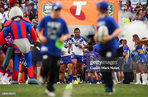 Ben Barba oand Bulldogs team mates run onto the field during the NRL Elimination Final match between the Canterbury Bulldogs and the Newcastle...