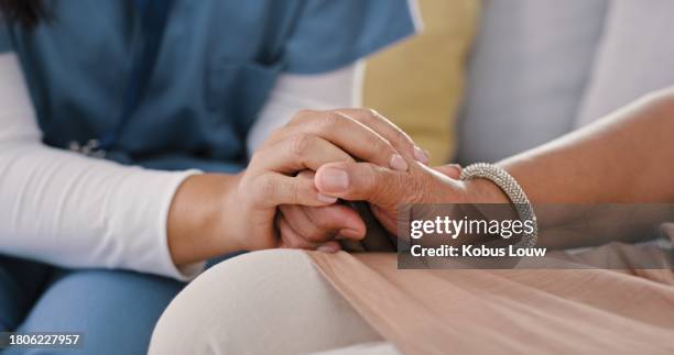 person, pflegekraft und händchenhalten im pflegeheim für empathie, unterstützung und dankbarkeit. nahaufnahme, krankenschwester und vertrauen für freundlichkeit, medizinische hilfe und gesundheitsdienst für heilung, häusliche pflege und ruhestand - alles aus einer hand stock-fotos und bilder