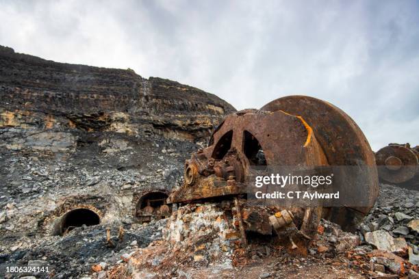 old mine workings underground - rouillé photos et images de collection