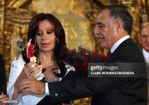 El alcalde de Quito Paco Moncayo entrega la replica de la Virgen de Legarda a la senadora y primera dama de Argentina Cristina Fernández de Kirchner...