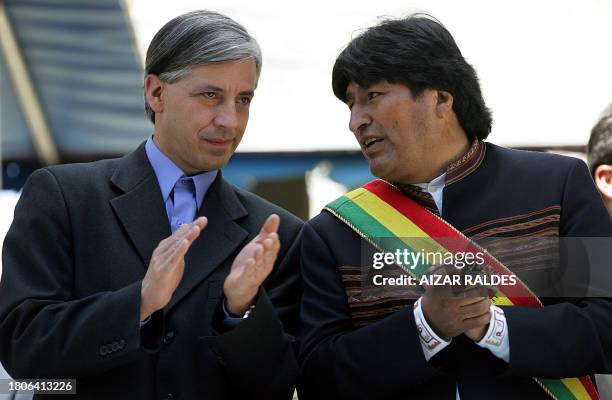 El presidente de Bolivia Evo Morales aplaude junto al vicepresidente Alvaro Garcia Linera el 23 de marzo de 2007 en La Paz, durante el desfile civico...