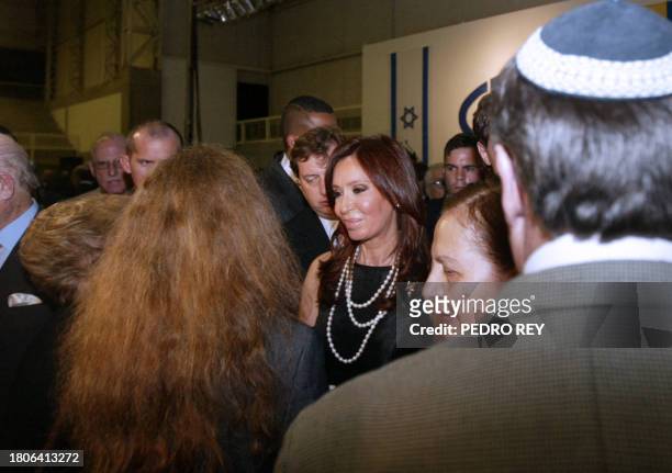 La primera dama y senadora de Argentina Cristina Fernandez de Kirchner saluda a miembros de la comunidad judia de Venezuela despues de brindar un...