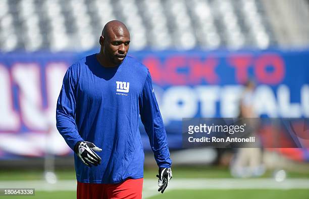 Running back Brandon Jacobs of the New York Giants warms up before the game against the Denver Broncos at MetLife Stadium on September 15, 2013 in...