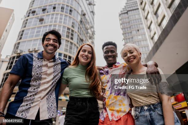 porträt von freunden durch die stadt - são paulo stock-fotos und bilder