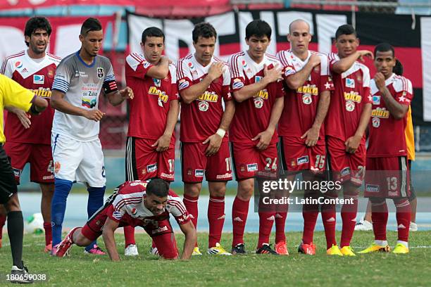 Players of Caracas FC in action during a match between Zulia FC and Caracas FC as part of the Torneo Apertura 2013 on September 15, 2013 in...