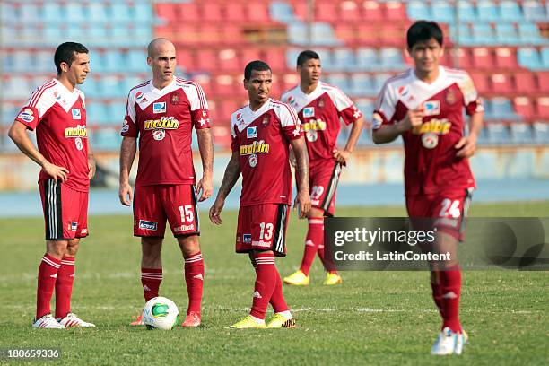 Players of Caracas FC prior a match between Zulia FC and Caracas FC as part of the Torneo Apertura 2013 on September 15, 2013 in Maracaibo, Venezuela.