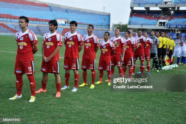 Players of Caracas FC pose prior a match between Zulia FC and Caracas FC as part of the Torneo Apertura 2013 on September 15, 2013 in Maracaibo,...