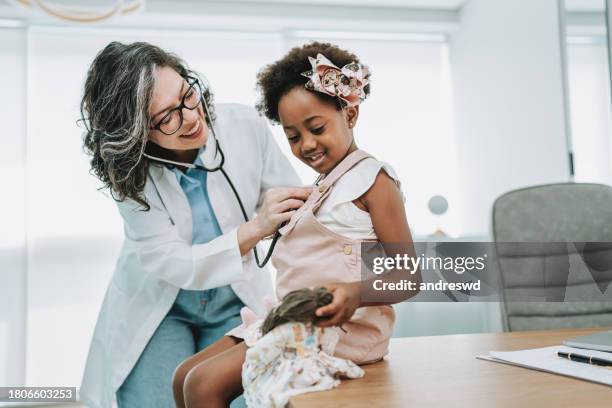 medico ascoltando un bambino di battito - pediatra foto e immagini stock