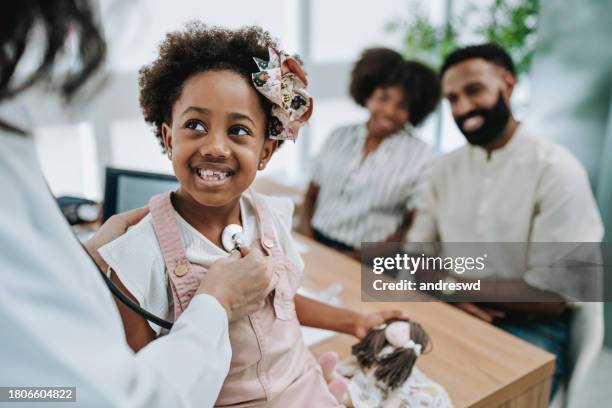 écouter les battements du cœur avec un stéthoscope - garniture photos et images de collection