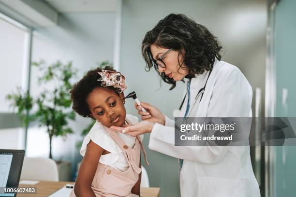 child at doctor's appointment ear exam - kno arts stockfoto's en -beelden