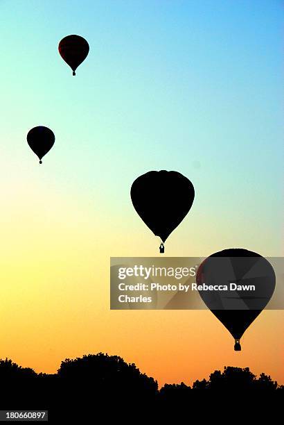 sunrise balloon liftoff - plano stockfoto's en -beelden