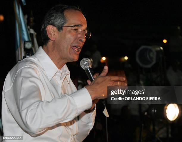 Alvaro Colom, candidato presidencial de la Unidad Nacional de la Esperanza habla a simpatizantes al iniciar su campaña politica de cara a las...