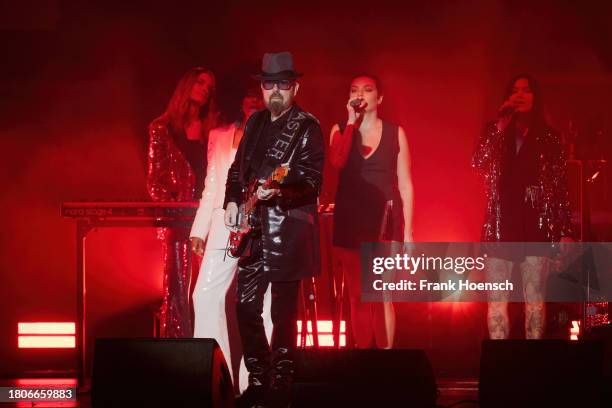 British singer Dave Stewart performs live on stage during a concert at the Tempodrom on November 27, 2023 in Berlin, Germany.