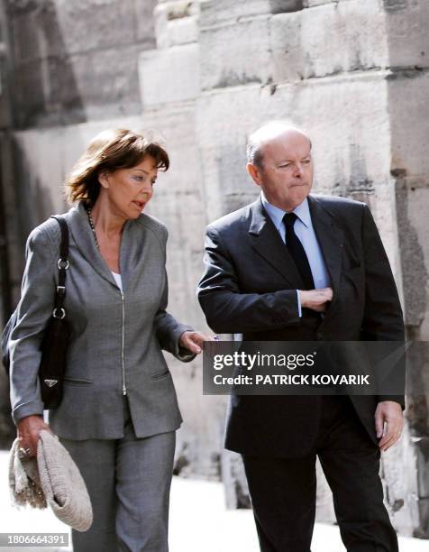 French former minister Jacques Toubon and his wife Lise arrive at the Saint-Louis-en-l'Ile's church, 06 July 2007 in Paris, to attend the funeral...