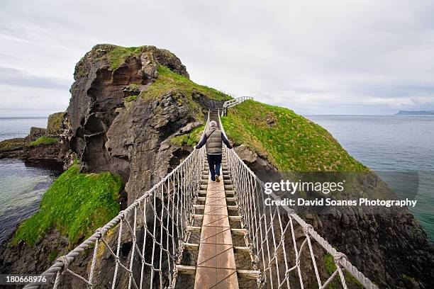 carrick-a-rede rope bridge, co. antrim - northern ireland rope bridge stock-fotos und bilder