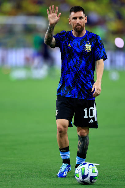 Lionel Messi of Argentina waves to fans prior to a FIFA World Cup 2026 Qualifier match between Brazil and Argentina at Maracana Stadium on November...