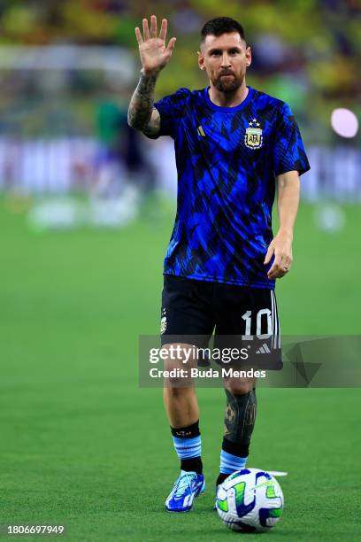 Lionel Messi of Argentina waves to fans prior to a FIFA World Cup 2026 Qualifier match between Brazil and Argentina at Maracana Stadium on November...