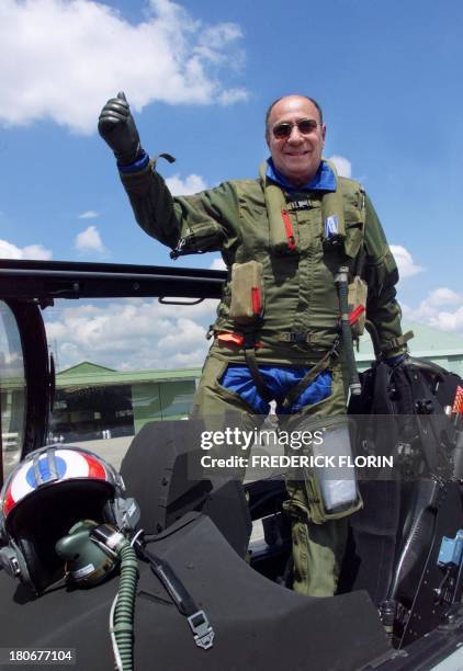 Le PDG de Dassault Aviation Serge Dassault pose dans le cockpit d'un Rafale après avoir effectué un vol avec un pilote d'essai, le 11 juin 1999 sur...