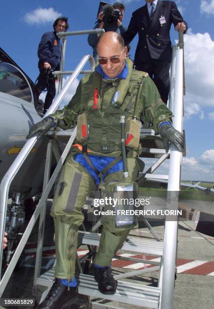 Le PDG de Dassault Aviation Serge Dassault descend d'un Rafale après avoir effectué un vol avec un pilote d'essai, le 11 juin 1999 sur l'aéroport du...