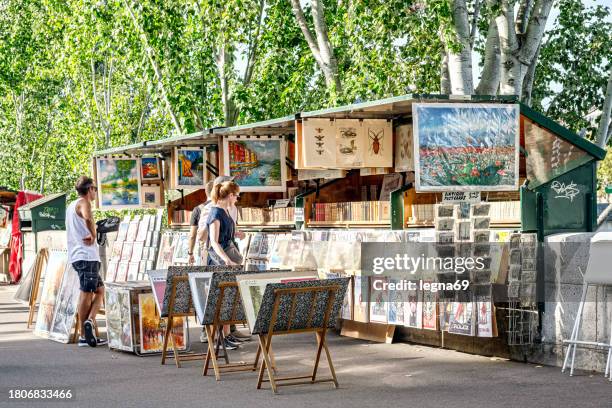 les bouquinistes of paris, the famous outdoor booksellers. - paris library stockfoto's en -beelden