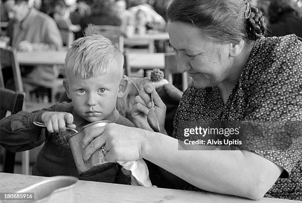 four year old and mother in displaced persons camp - 40 year old male face stockfoto's en -beelden