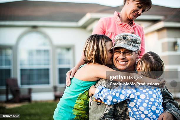 family welcoming army father - veteran stock-fotos und bilder