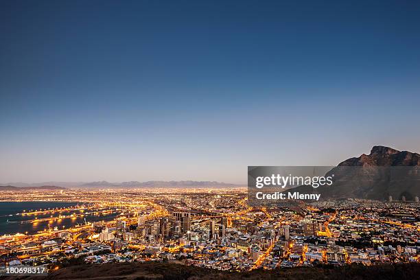 cidade do cabo áfrica do sul, iluminado à noite cena - table mountain cape town imagens e fotografias de stock