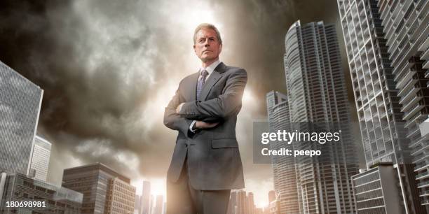 tâche homme d'affaires contre le panorama de la ville - costume complet photos et images de collection