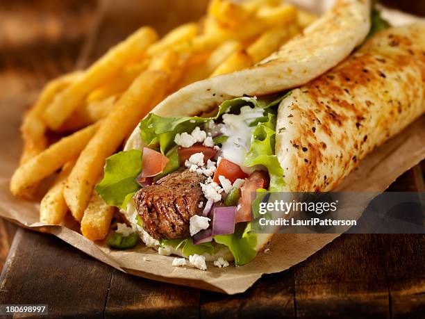 beef souvlaki wrap - doner kebab stockfoto's en -beelden