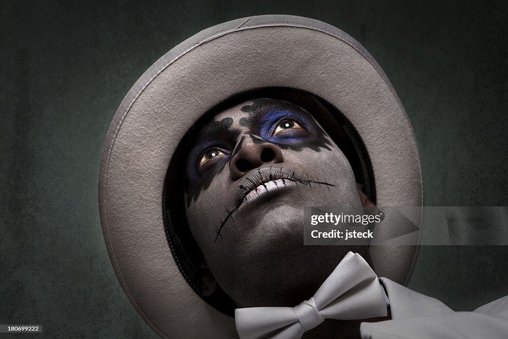 Atractivo hombre negro con azúcar cráneo para maquillarse