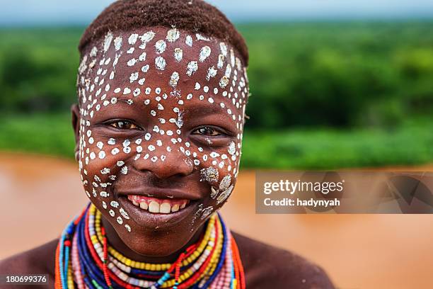 portrait of young girl from karo tribe, ethiopia, africa - karo 個照片及圖片檔