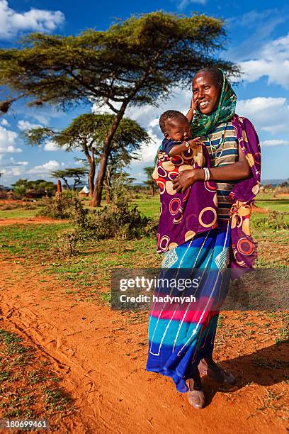 frau von borana-team hält ihr baby, äthiopien, afrika - horn von afrika stock-fotos und bilder
