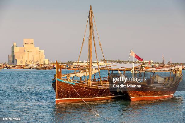 dhows tradicionales en doha, qatar - museo de arte islámico fotografías e imágenes de stock