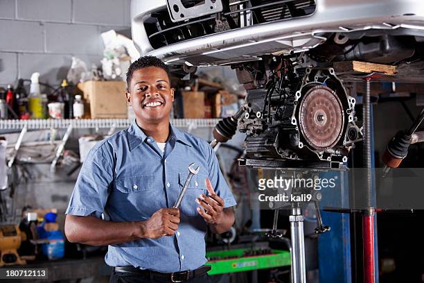 auto mechanic fixing car transmission - auto transmission stockfoto's en -beelden